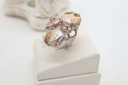 Bague cocktail sculpturale en bronze rhodié avec perles baroques