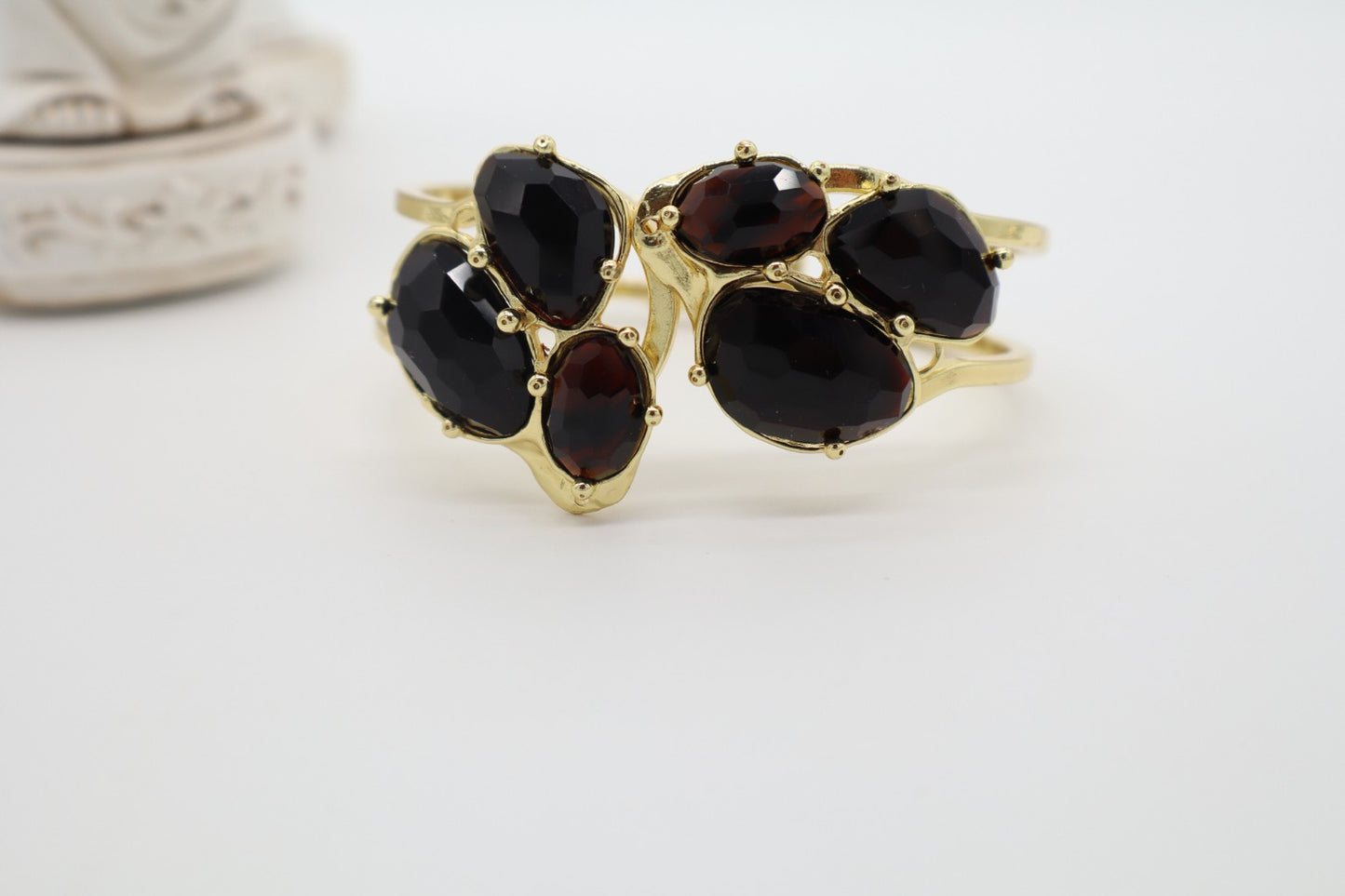 Bracciale Rigido in Bronzo Dorato con Onice Nera Sfaccettata