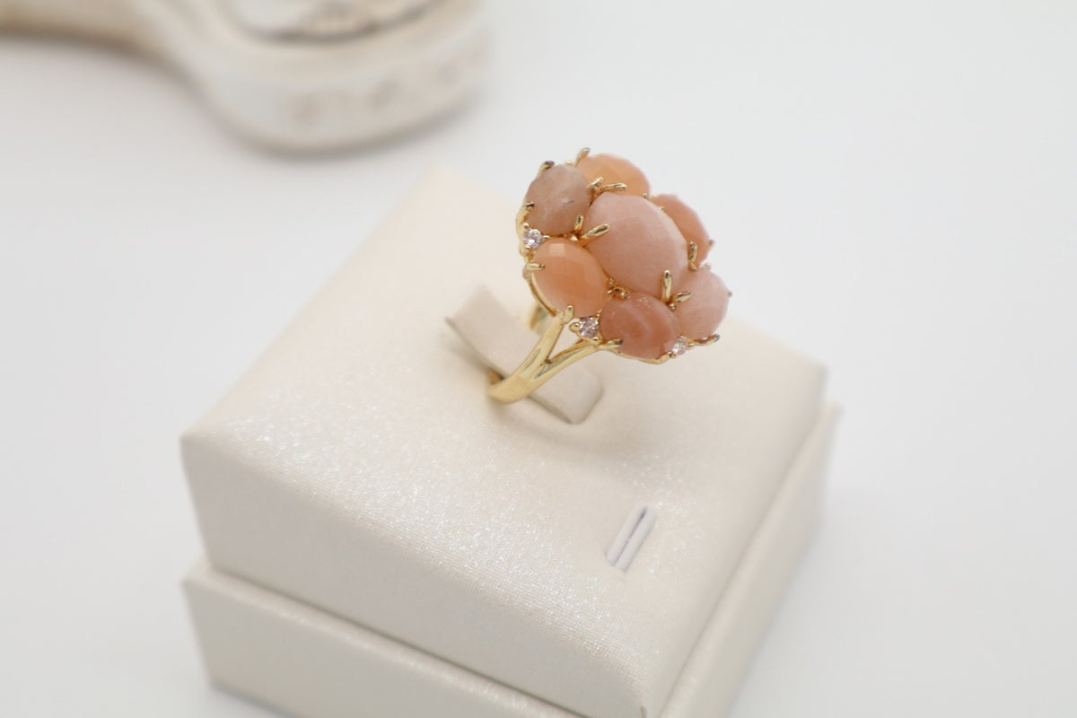 Anello Fiore in Bronzo Dorato con Pietra di Luna Rosa