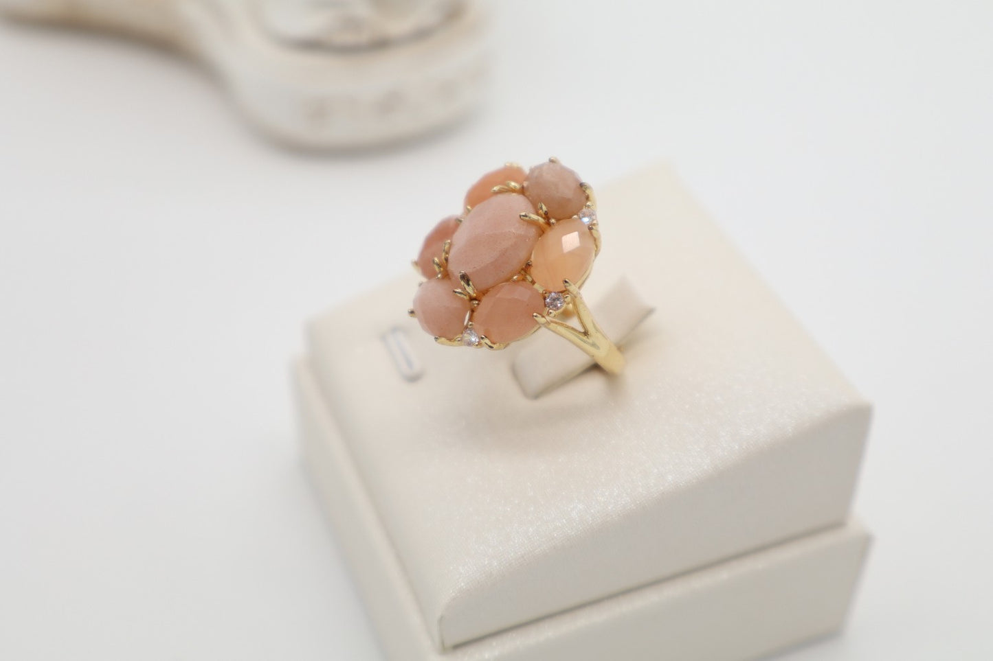 Anello Fiore in Bronzo Dorato con Pietra di Luna Rosa