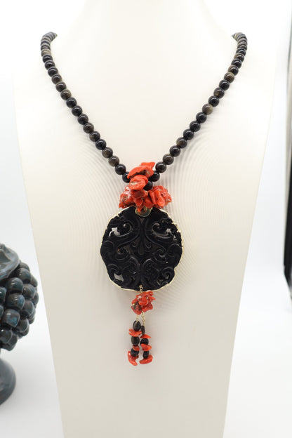 Collier en obsidienne noire dorée et corail rouge avec grand pendentif travaillé