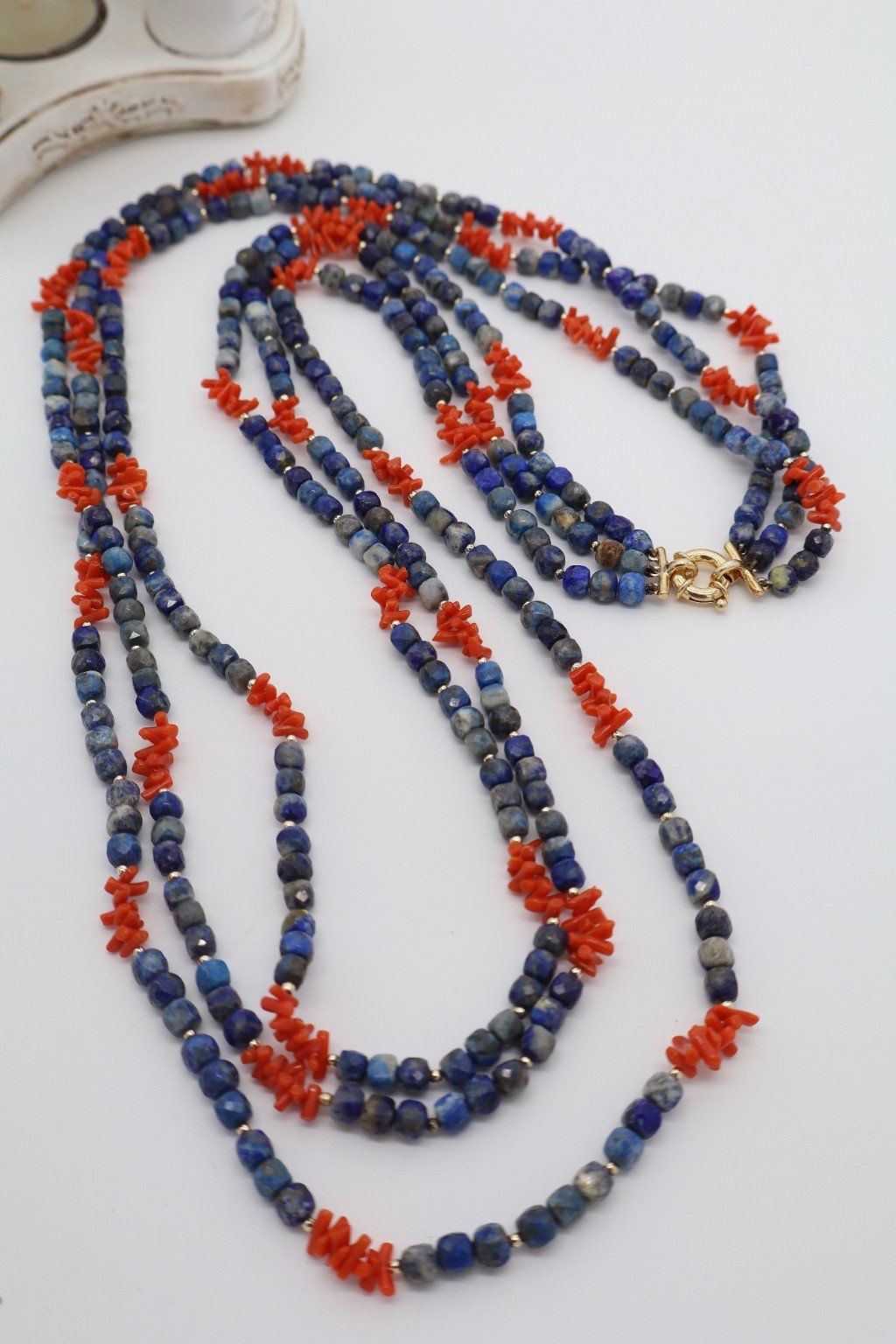Collana Multifilo in Lapislazzuli e Corallo – Chiusura in Argento Dorato