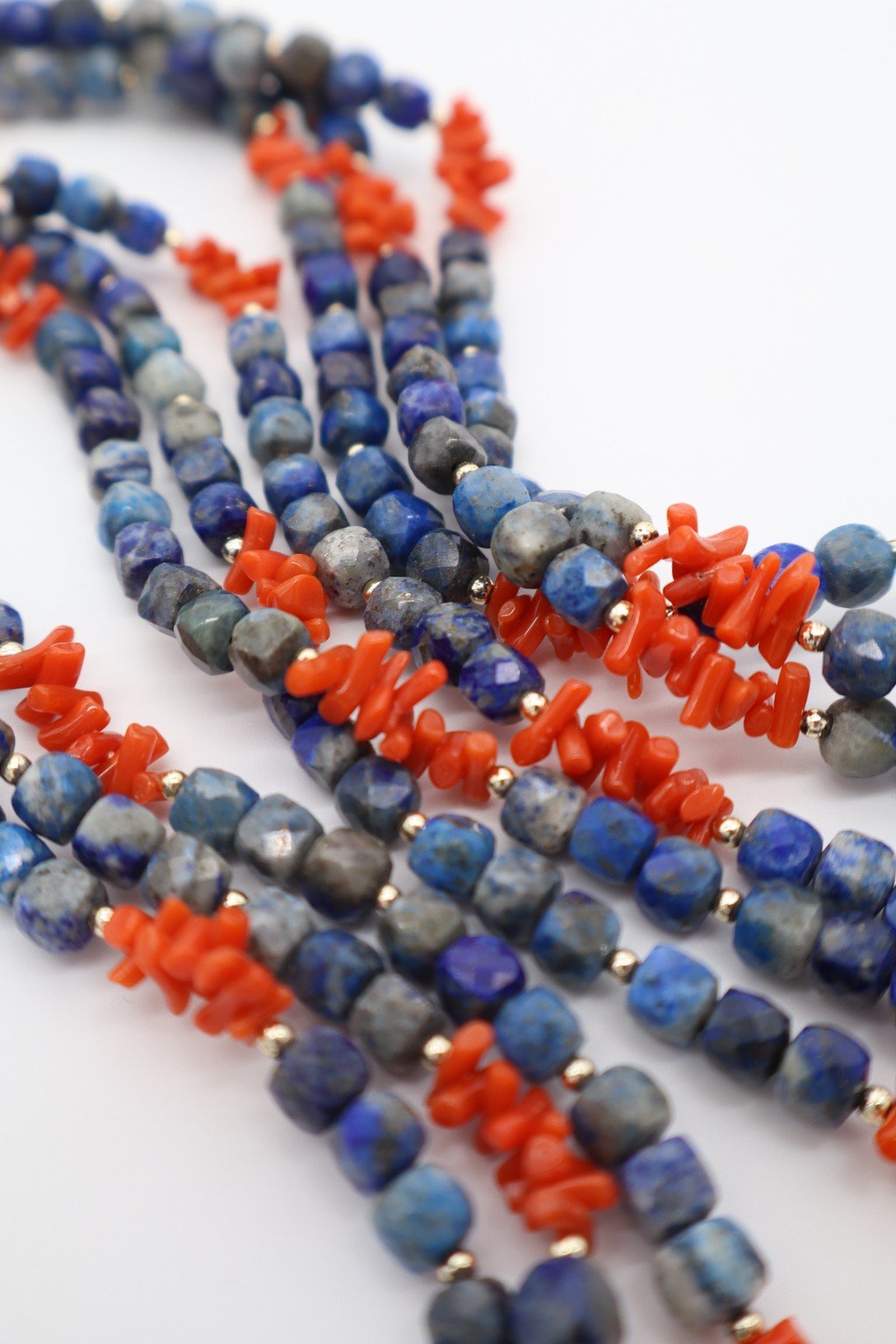 Collana Multifilo in Lapislazzuli e Corallo – Chiusura in Argento Dorato