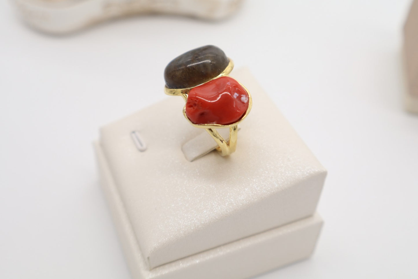 Anello in Argento 925 Dorato con Labradorite e Corallo Naturale
