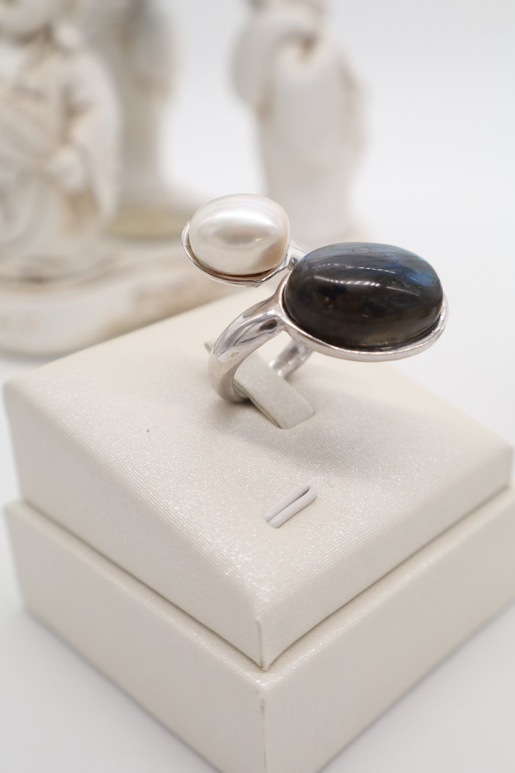 Anello Contrarié in Argento 925 con Labradorite e Perla Naturale