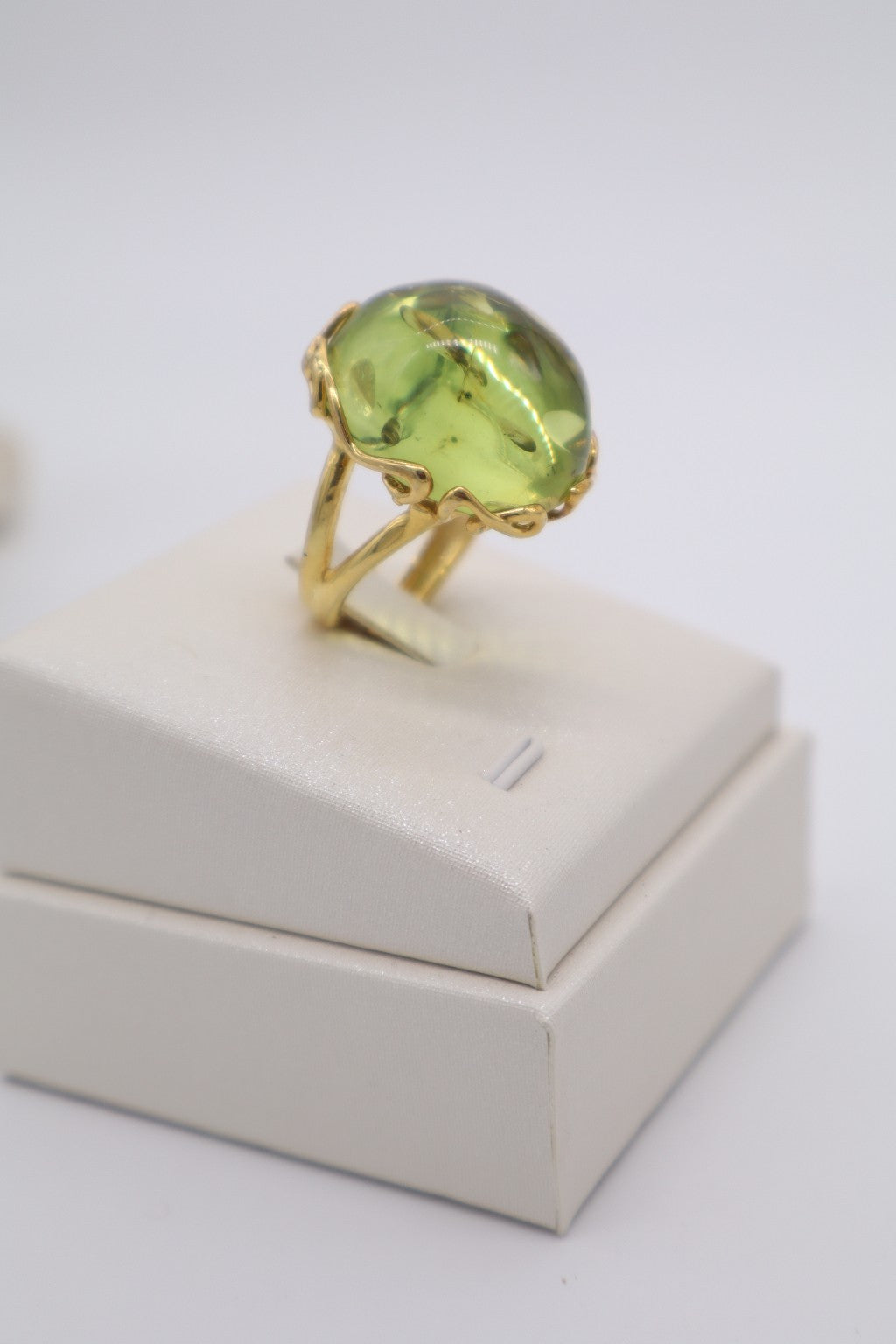 Anello in Ambra Colombiana Verde Ovale Bombata in Argento 925 Dorato Regolabile