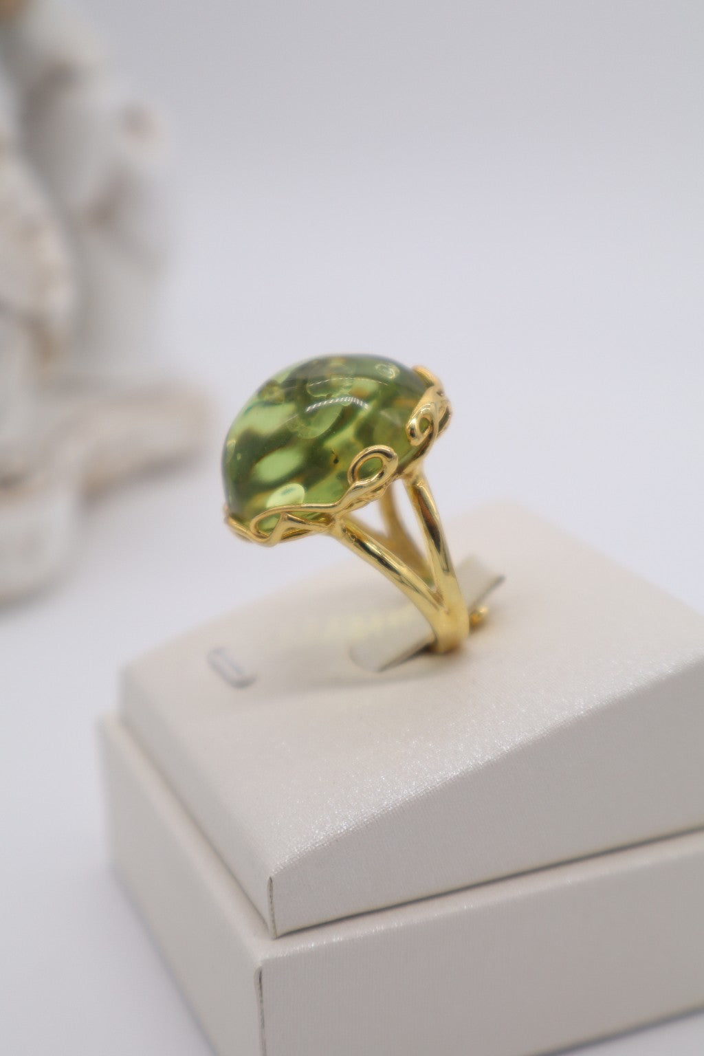 Anello in Ambra Colombiana Verde Ovale Bombata in Argento 925 Dorato Regolabile