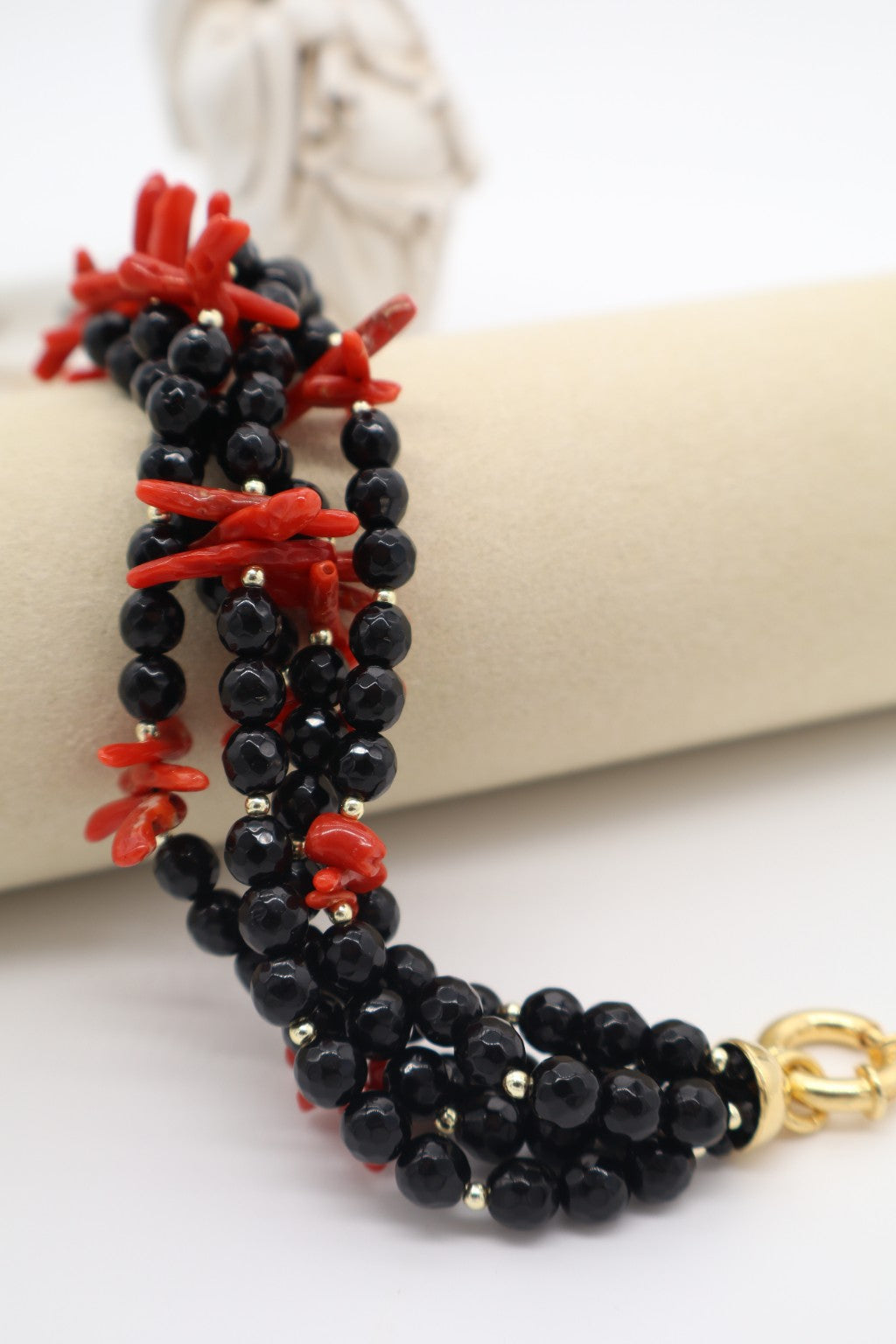 Bracciale Multifilo in Agata Nera e Corallo Rosso – Argento Dorato