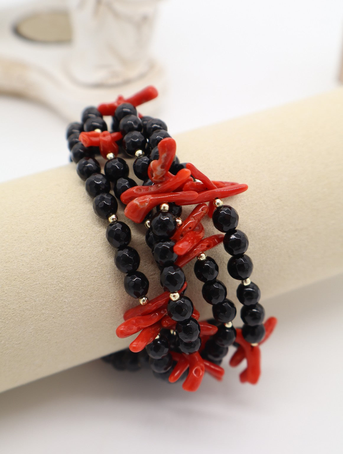 Bracciale Multifilo in Agata Nera e Corallo Rosso – Argento Dorato