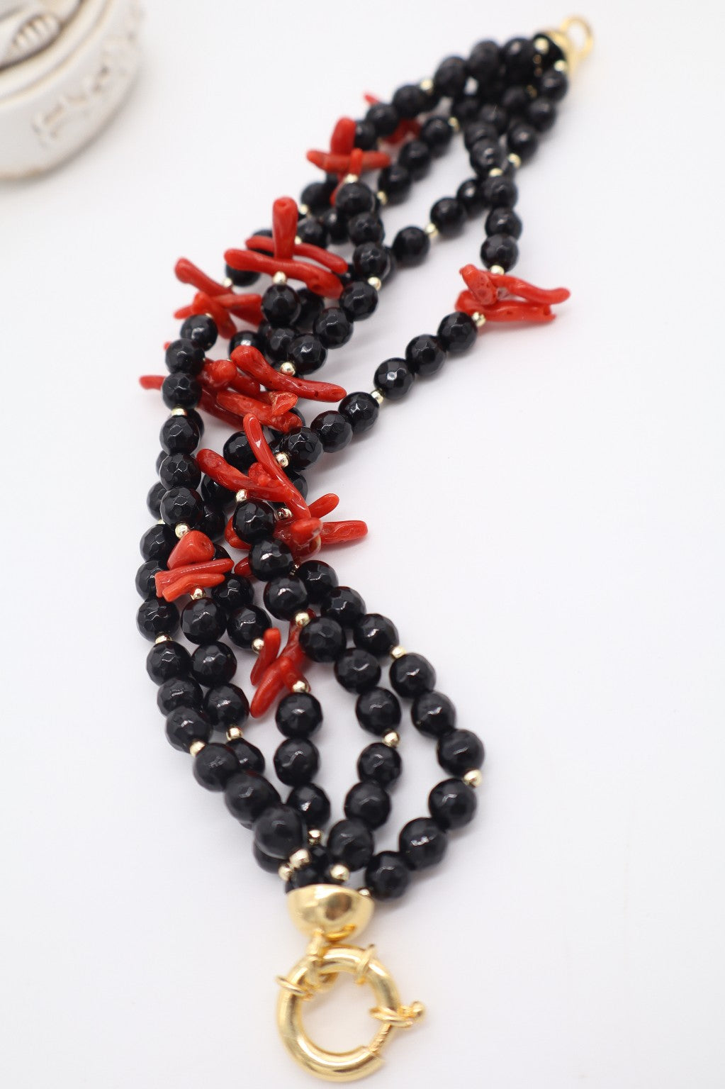 Bracciale Multifilo in Agata Nera e Corallo Rosso – Argento Dorato