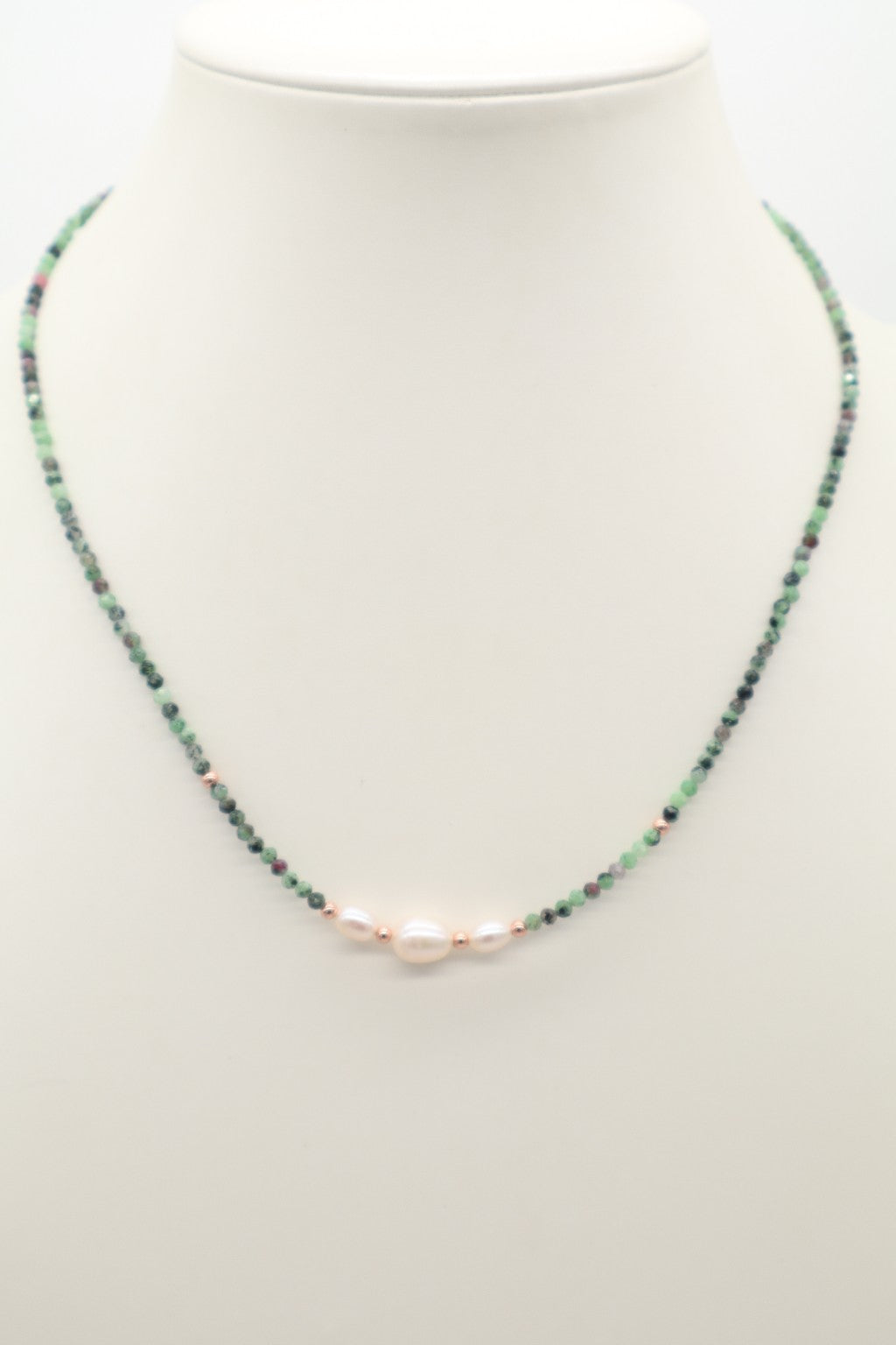 Girocollo in Zoisite Rubino e Matite Dorata con Perle