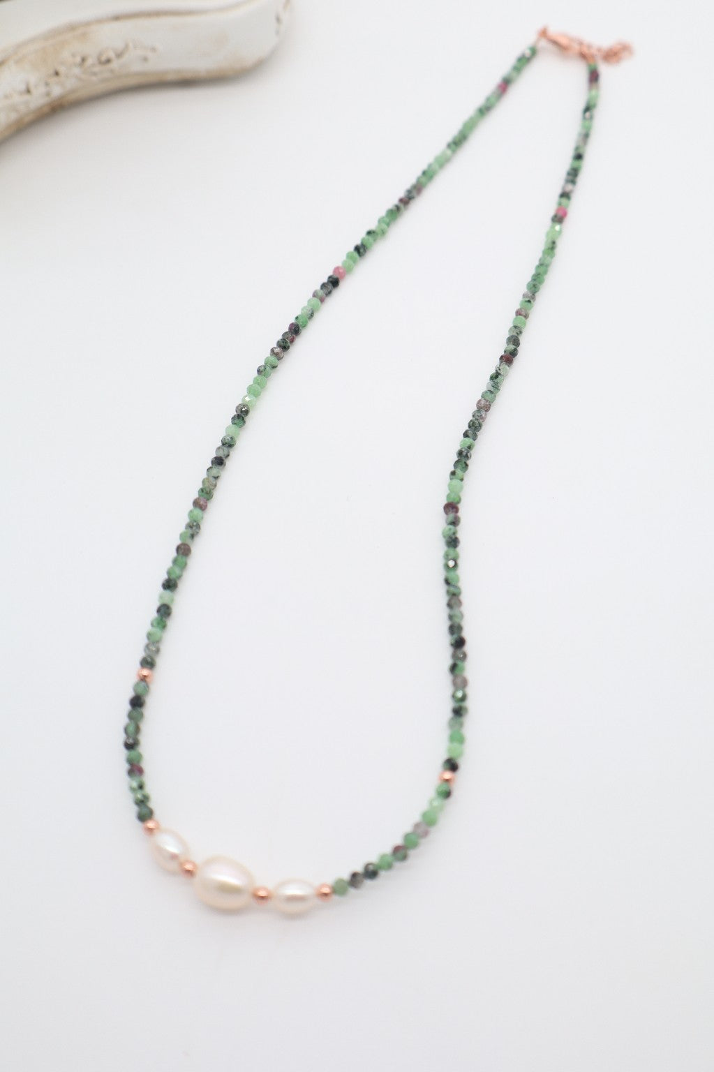 Girocollo in Zoisite Rubino e Matite Dorata con Perle