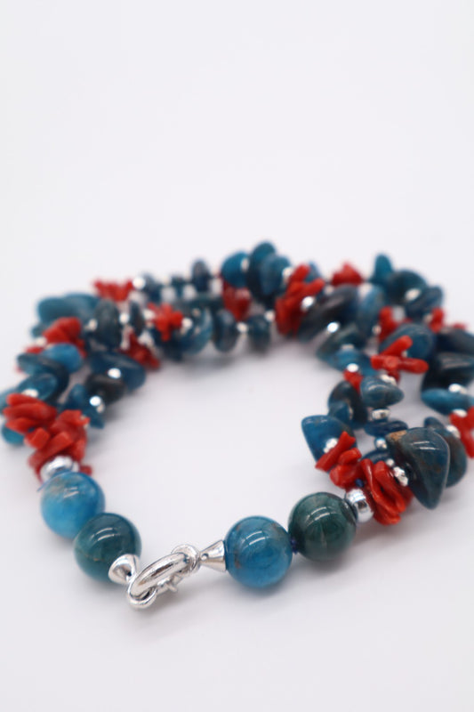 Bracciale a Tre Fili in Apatite e Corallo Rosso – Argento Rodiato