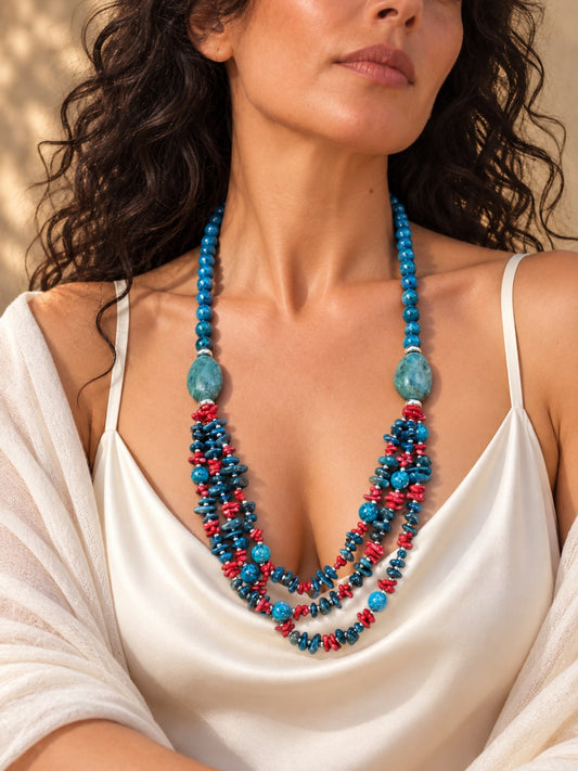 Collana a tre fili in apatite blu e corallo rosso con grandi elementi ovali in apatite e chiusura in argento rodiato.