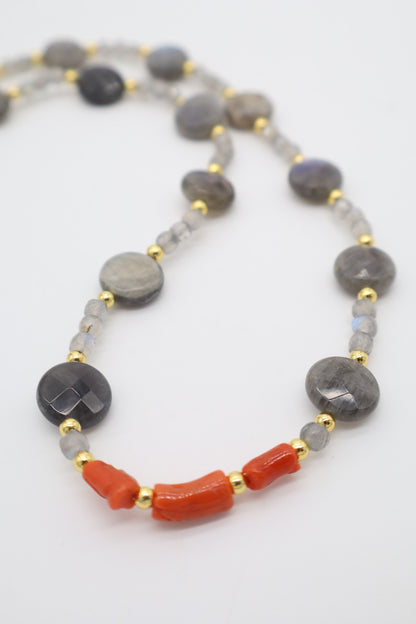 Collana Girocollo in Labradorite e Corallo Mediterraneo – Dettagli Dorati