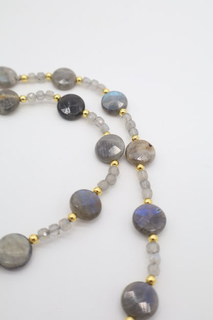 Collana Girocollo in Labradorite e Corallo Mediterraneo – Dettagli Dorati