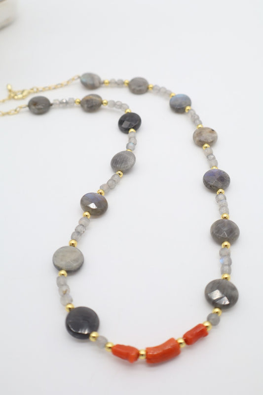 Collana Girocollo in Labradorite e Corallo Mediterraneo – Dettagli Dorati