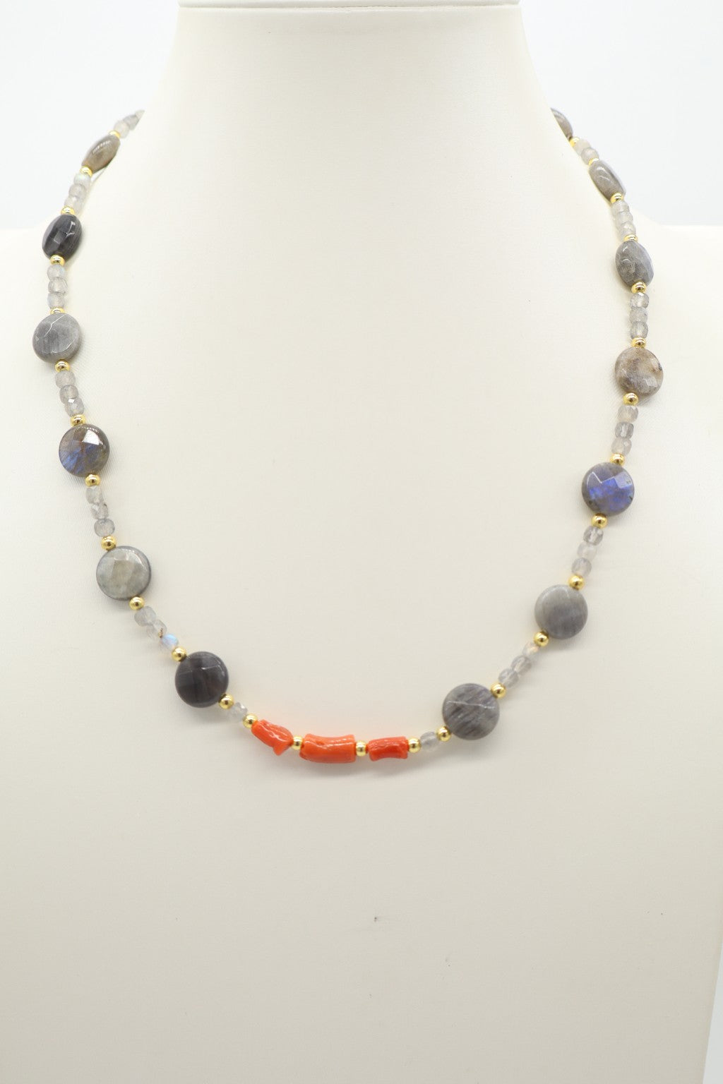Collana Girocollo in Labradorite e Corallo Mediterraneo – Dettagli Dorati