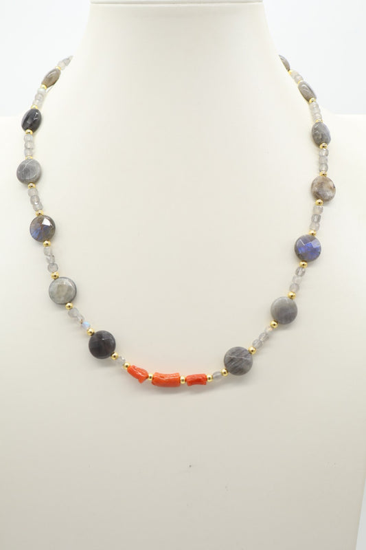 Collana Girocollo in Labradorite e Corallo Mediterraneo – Dettagli Dorati