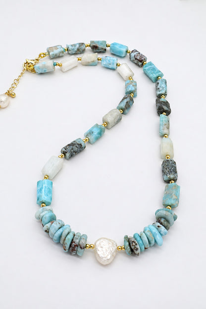 Collana girocollo in larimar naturale e perle di fiume con dettagli dorati, chiusura in acciaio dorato e lunghezza regolabile 45–50 cm.