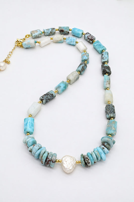 Collana girocollo in larimar naturale e perle di fiume con dettagli dorati, chiusura in acciaio dorato e lunghezza regolabile 45–50 cm.