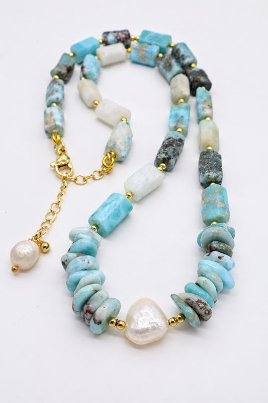 Collana girocollo in larimar naturale e perle di fiume con dettagli dorati, chiusura in acciaio dorato e lunghezza regolabile 45–50 cm.