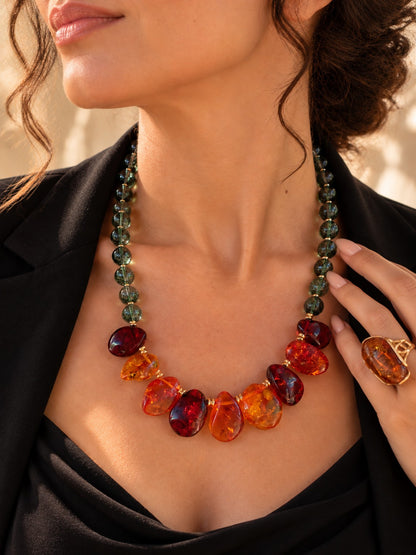 Collana Green Garden in quarzo fantasma verde con inclusioni di clorite e 9 ambre naturali, chiusura in argento 925 dorato