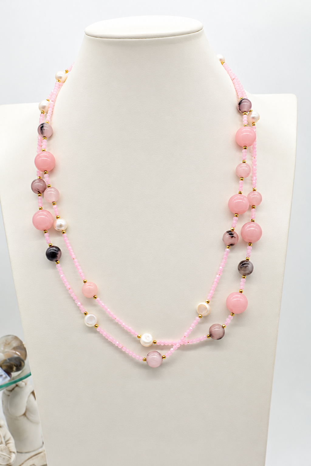 Collana lunga 120 cm in giada rosa, quarzi, cristalli sfaccettati e perle con dettagli dorati – Eterea Natural Stone.