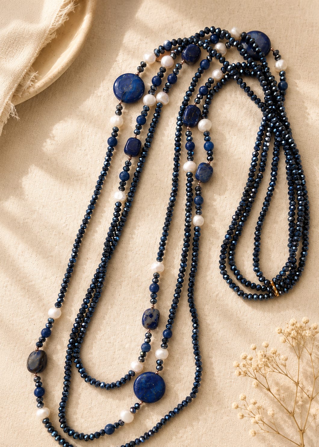 Collana lunga a tre fili cristalli sfaccettati , perle di fiume  e lapislazzuli