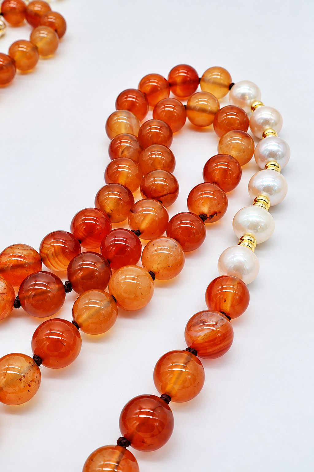 Collana lunga 90 cm in corniola arancio naturale con perle Edison di fiume da 9-10 mm, distanziatori in ematite dorata e chiusura in argento dorato, Eterea Natural Stone.