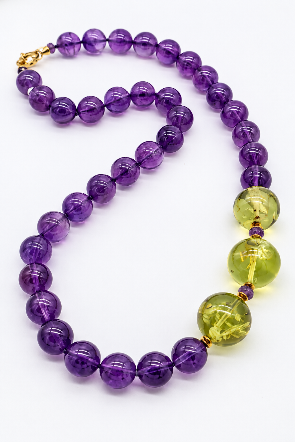Collana in ametista e ambra verde naturale Medea con chiusura in argento dorato
