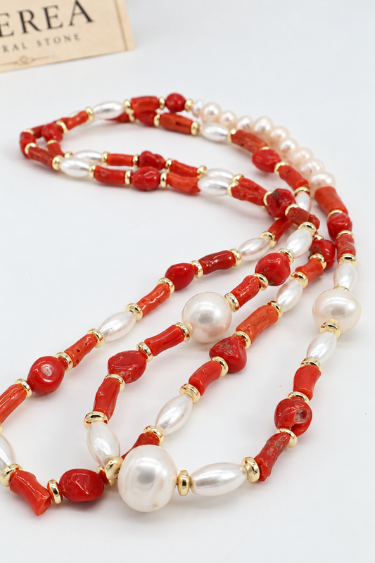 Collana lunga 90 cm in corallo naturale del Mediterraneo e perle di fiume a chicco di riso e semitonde, con distanziatori in ematite dorata – Eterea Natural Stone.