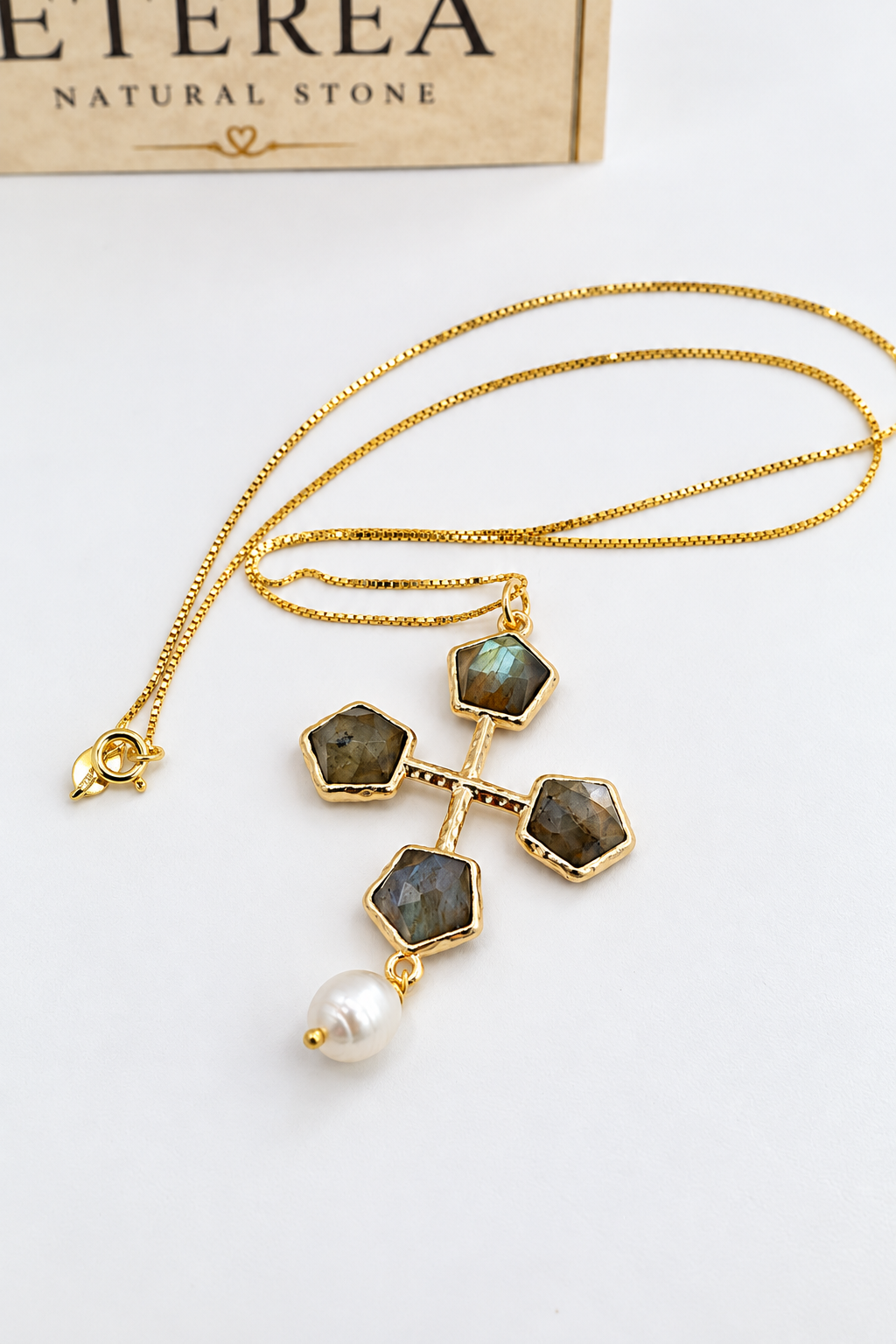 Collana girocollo con catena veneziana in argento 925 dorato e pendente a croce in bronzo dorato con labradorite sfaccettata e perla di fiume, Eterea Natural Stone.