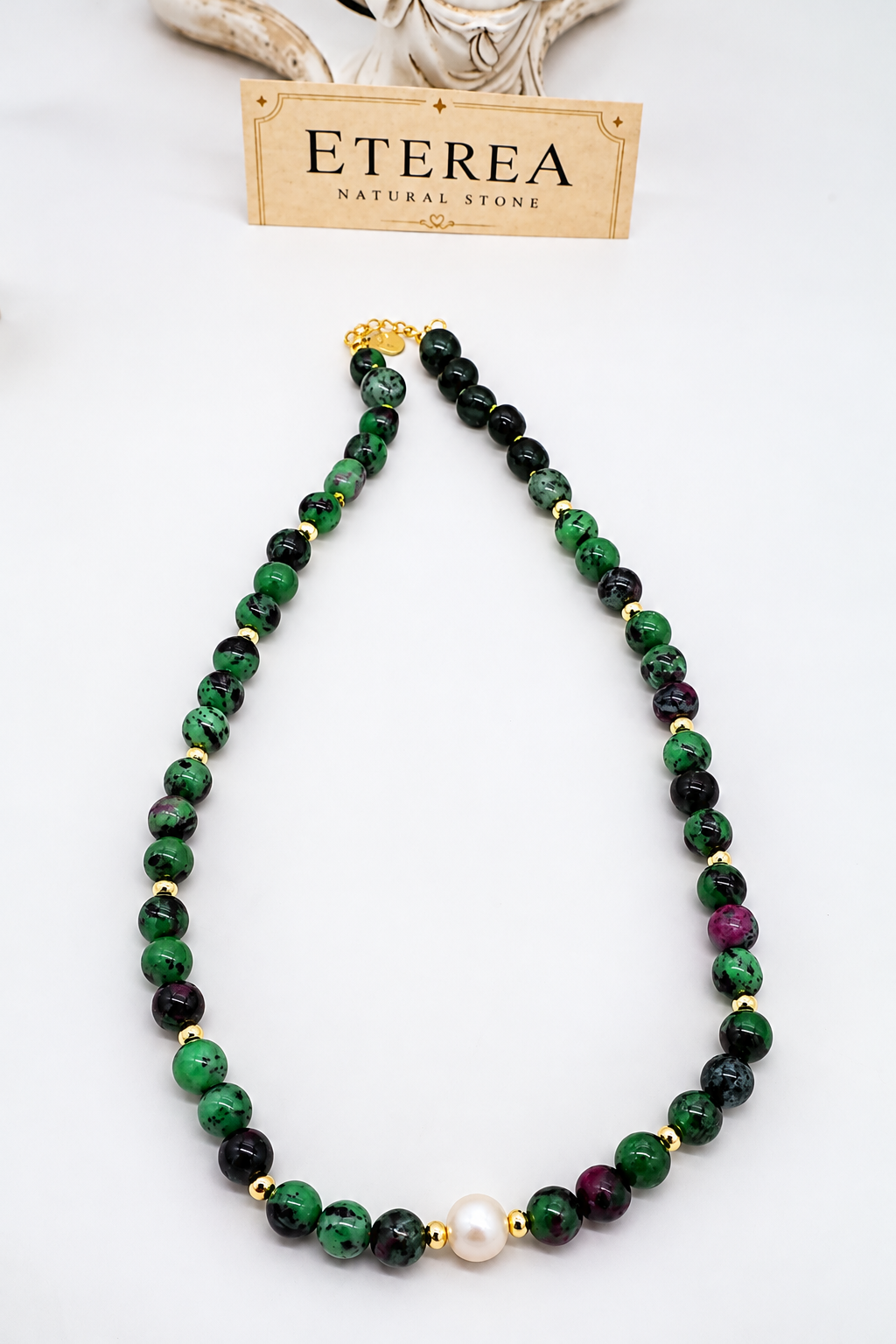 Girocollo in zoisite con rubino naturale e perla Edison centrale da 8-10 mm, pietre da 8 mm, dettagli dorati e chiusura con moschettone in acciaio dorato – Eterea Natural Stone