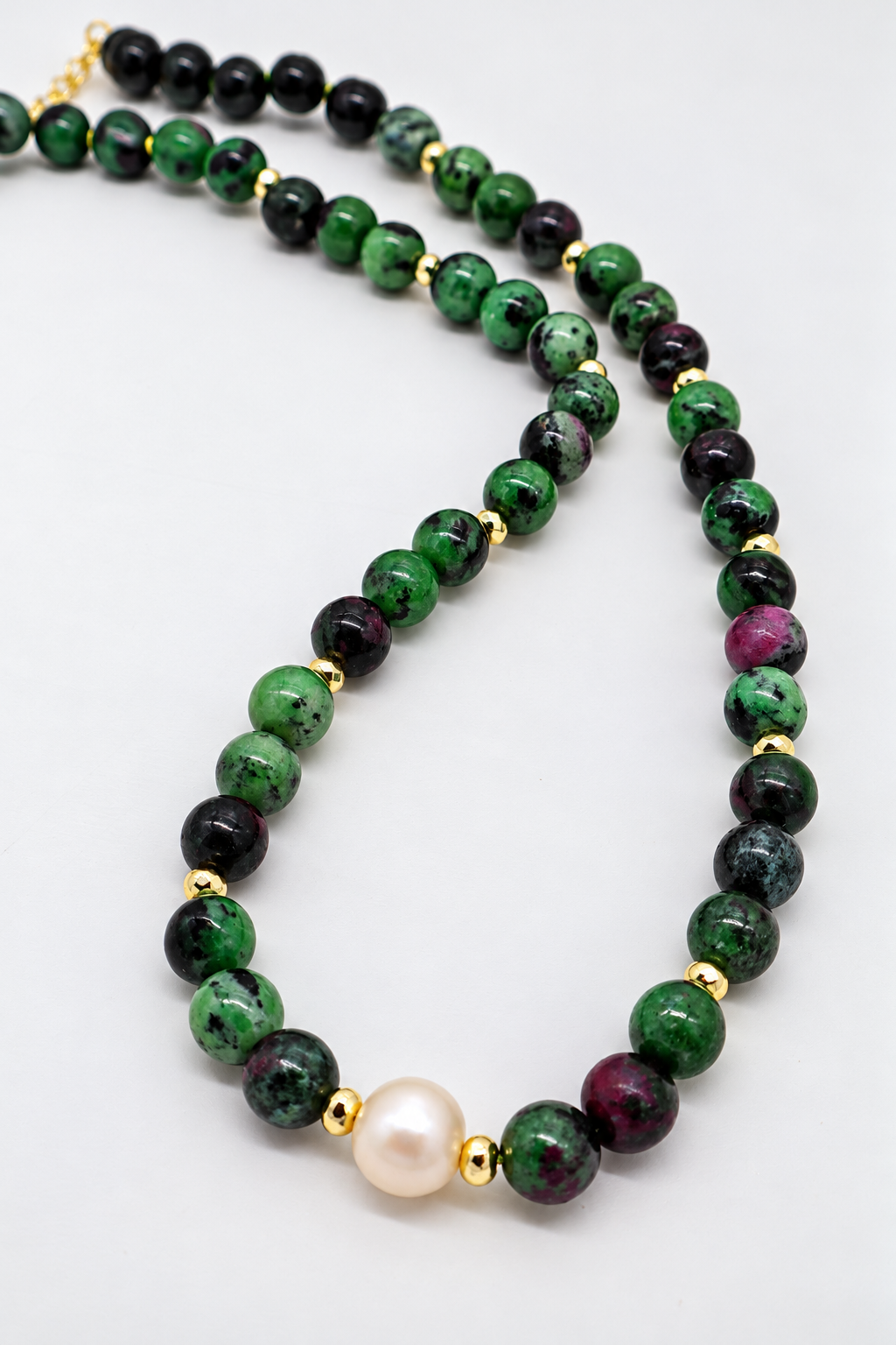 Girocollo in zoisite con rubino naturale e perla Edison centrale da 8-10 mm, pietre da 8 mm, dettagli dorati e chiusura con moschettone in acciaio dorato – Eterea Natural Stone