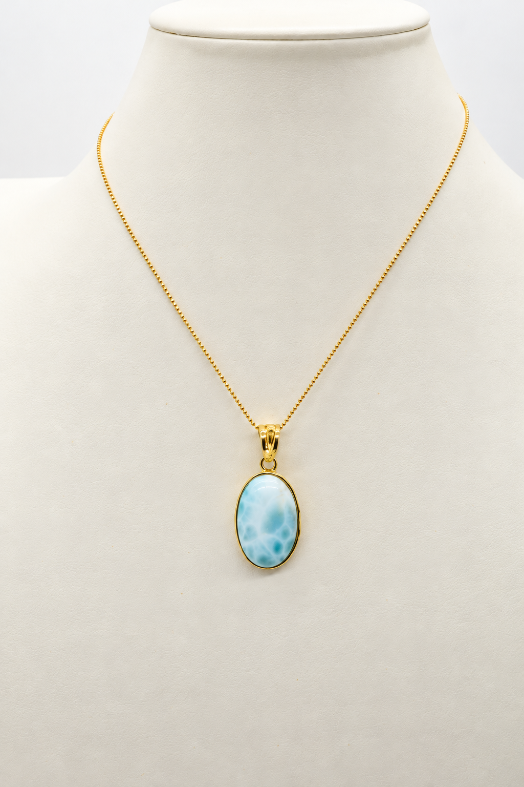 Collana girocollo con pendente ovale in larimar naturale azzurro e bianco, montatura in argento 925 dorato e catenina in argento 925 da 45 cm