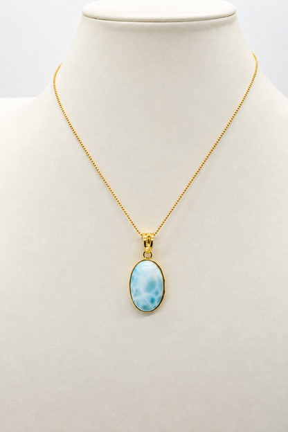 Collana girocollo con pendente ovale in larimar naturale azzurro e bianco, montatura in argento 925 dorato e catenina in argento 925 da 45 cm