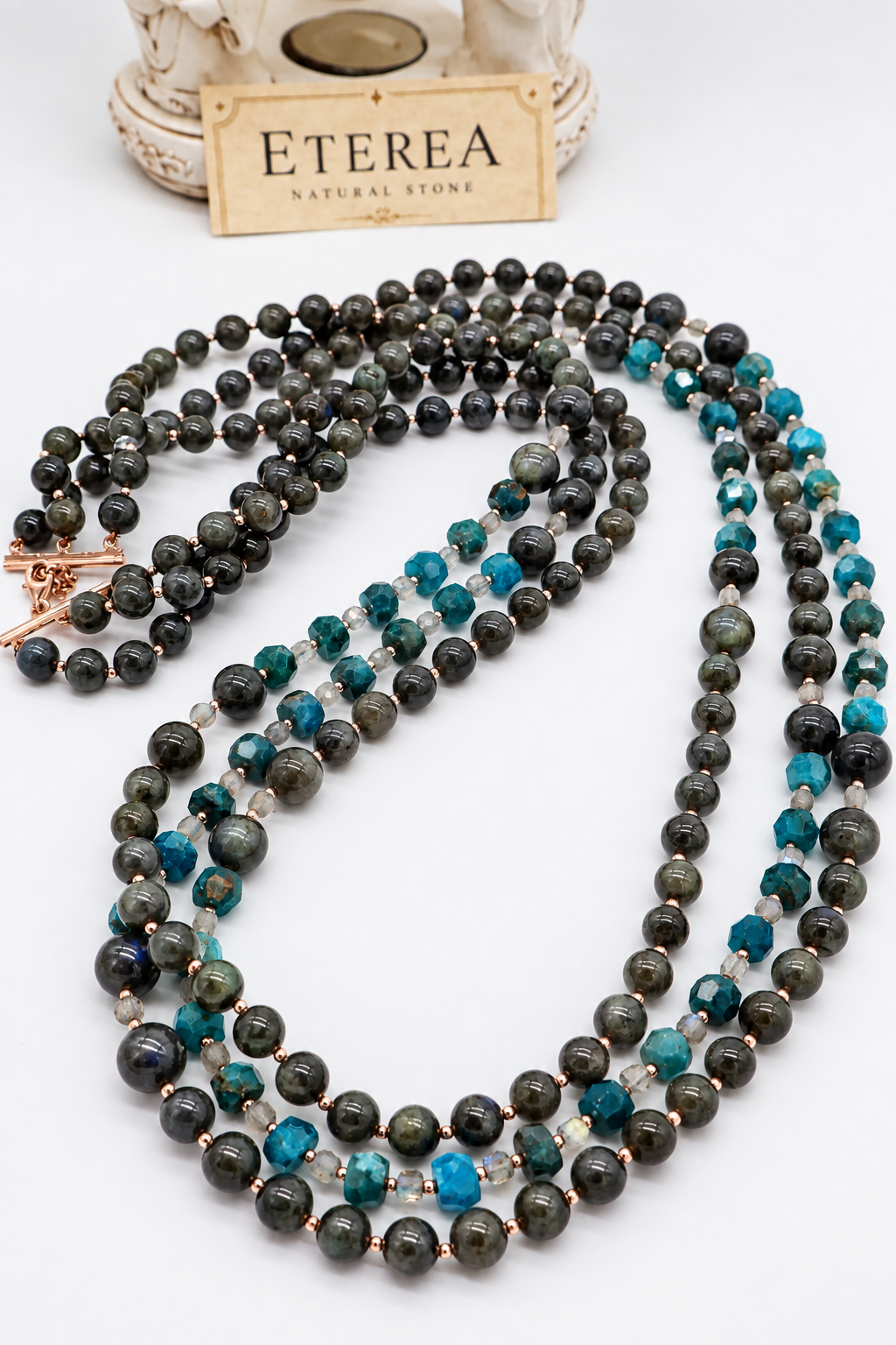 Collana multifilo in labradorite e apatite naturale, tre fili, 80–84 cm, chiusura in argento 925 rosato