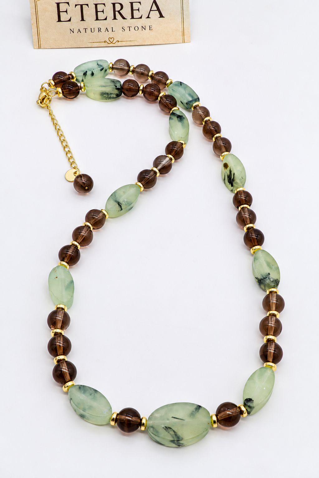Girocollo in quarzo fumé e prehnite naturale con distanziatori dorati, lunghezza 48 cm più 5 cm di prolunga, Eterea Natural Stone.
