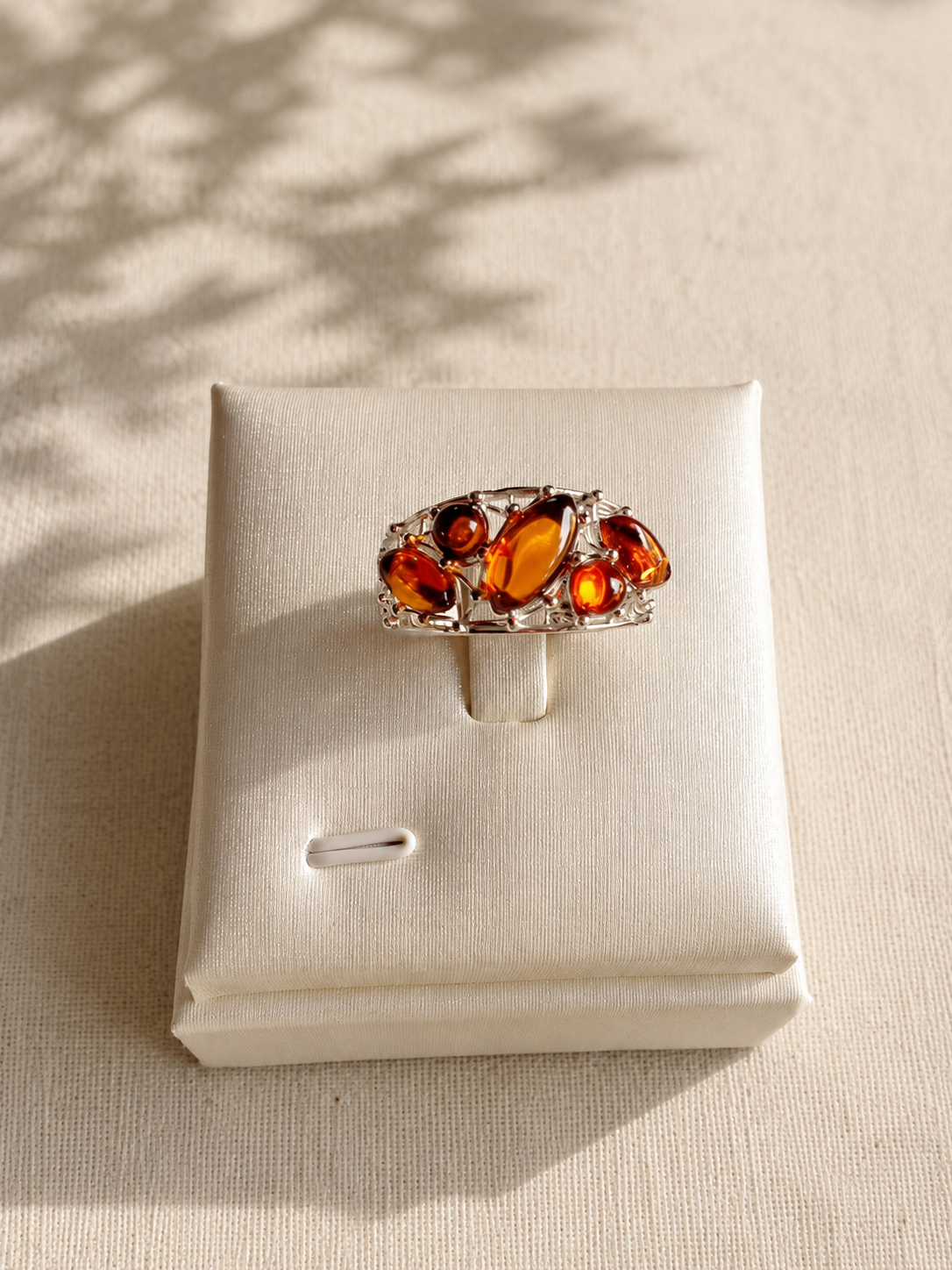 Anello in Argento 925 Rodiato con Ambra Cognac Naturale del Mar Baltico