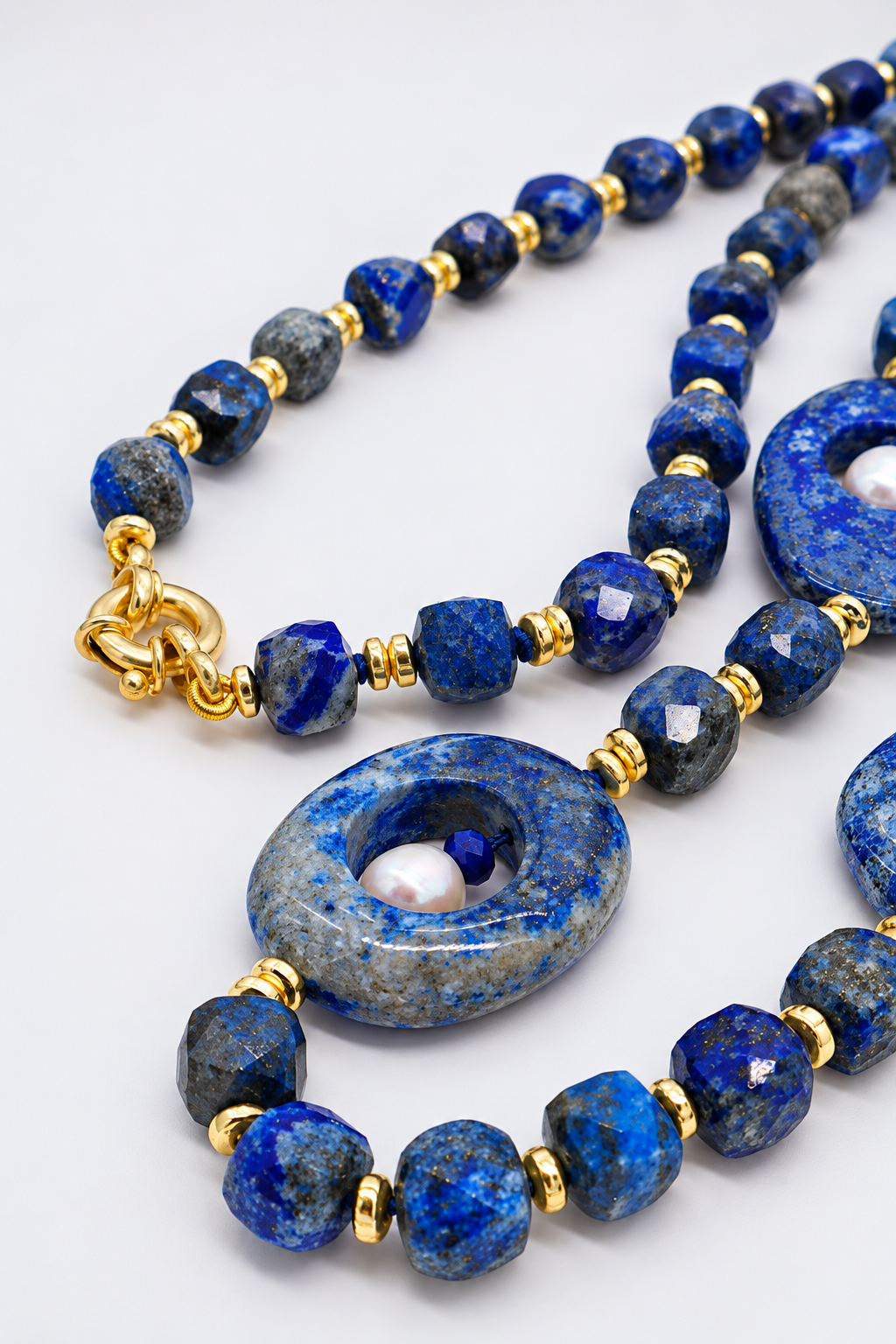 Collana lunga 80 cm in lapislazzuli naturali e perle di fiume, con creole irregolari, distanziatori in ematite dorata e chiusura in argento 925 dorato – Blu d'Oriente, Eterea Natural Stone.