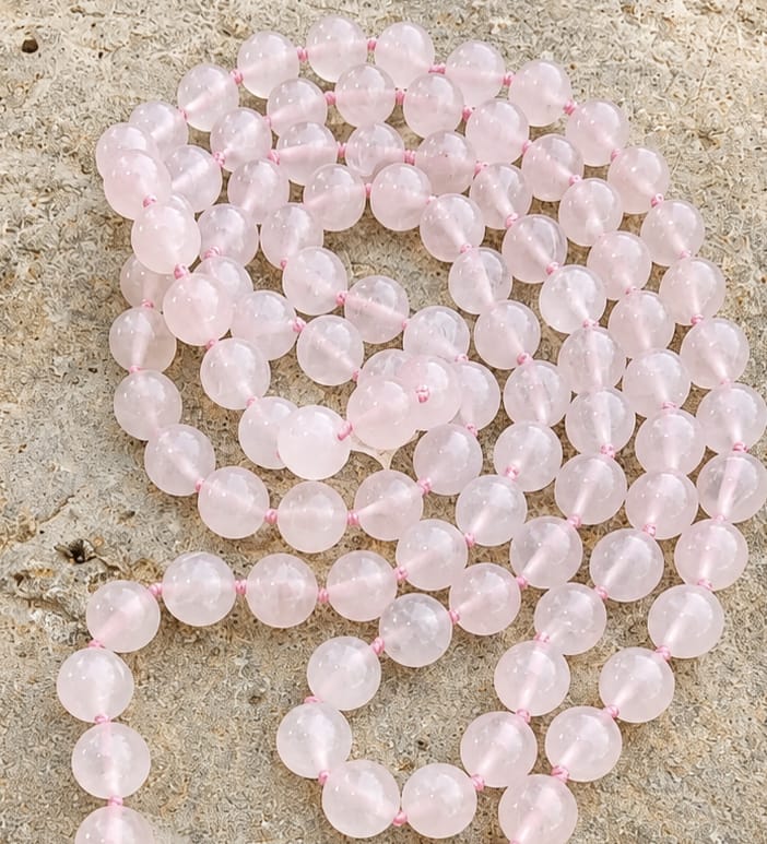 Collana Lunga in Quarzo Rosa Naturale 120 cm – Pietre Sferiche da 10 mm Annodate a Mano