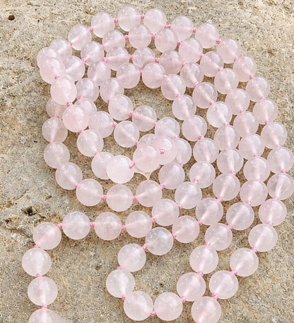 Collana Lunga in Quarzo Rosa Naturale 120 cm – Pietre Sferiche da 10 mm Annodate a Mano