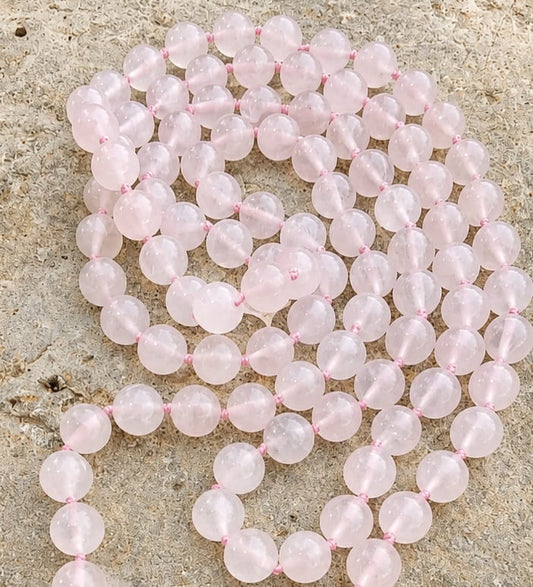 Collana Lunga in Quarzo Rosa Naturale 120 cm – Pietre Sferiche da 10 mm Annodate a Mano