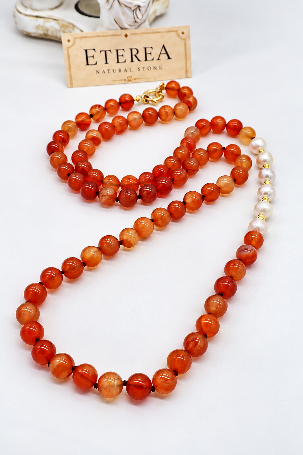Collana lunga 90 cm in corniola arancio naturale con perle Edison di fiume da 9-10 mm, distanziatori in ematite dorata e chiusura in argento dorato, Eterea Natural Stone.