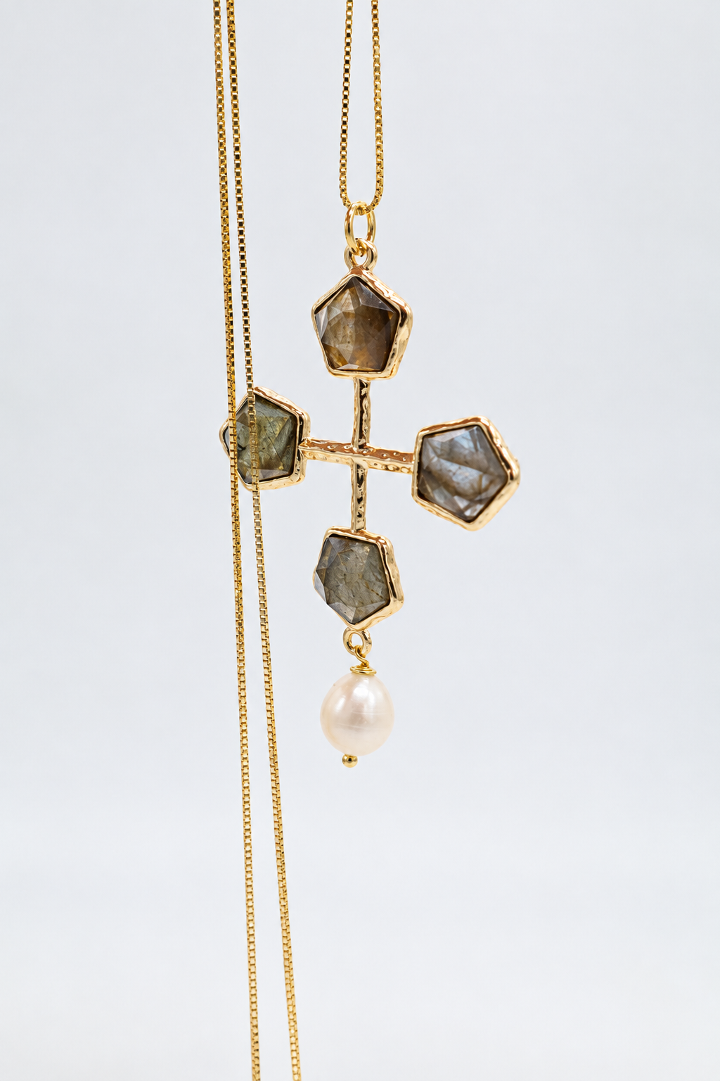Collana girocollo con catena veneziana in argento 925 dorato e pendente a croce in bronzo dorato con labradorite sfaccettata e perla di fiume, Eterea Natural Stone.