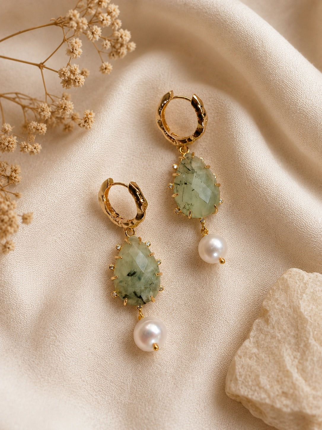 Orecchini in Prehnite Sfaccettata e Perle di Fiume
