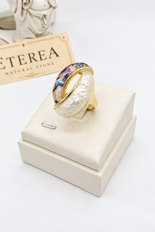 Anello ovale in acciaio dorato con madreperla e abalone, design elegante e iridescente