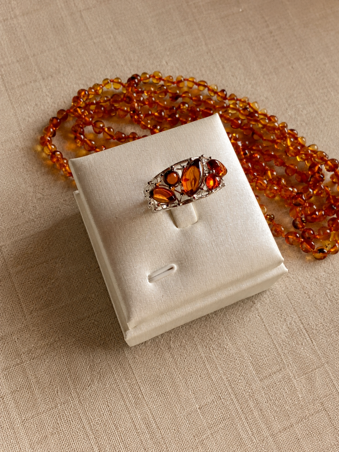 Anello in Argento 925 Rodiato con Ambra Cognac Naturale del Mar Baltico