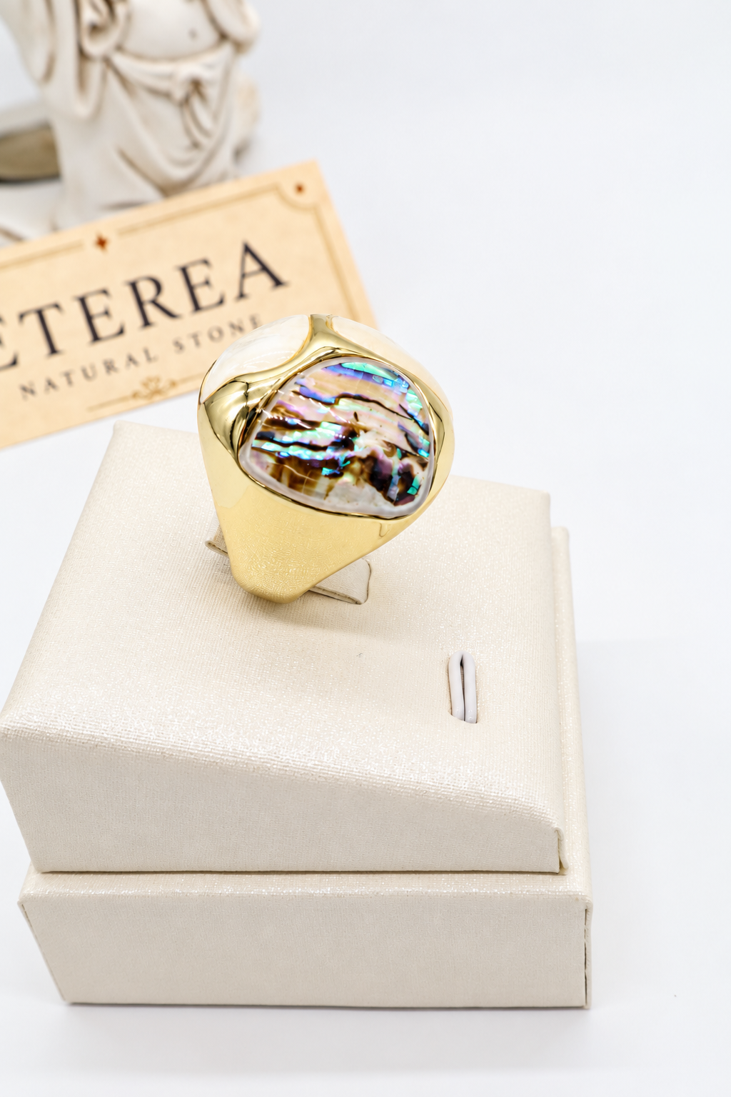 Anello rotondo bombato in acciaio dorato con abalone e madreperla, riflessi iridescenti